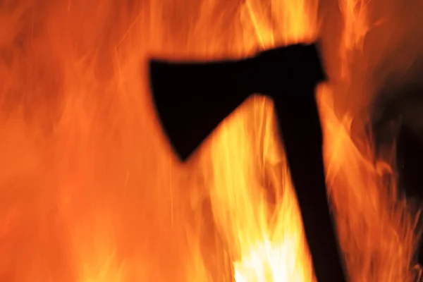 Silueta tomahawk y fuego del infierno — Foto de Stock