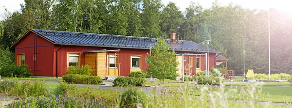 Luxe huis in het bos met zon reflecties — Stockfoto