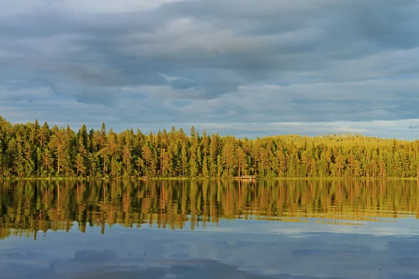 Magnifique coucher de soleil sur le lac forestier avec reflet des arbres — Photo