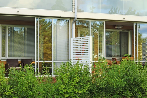 Ecologische huis en tuin — Stockfoto