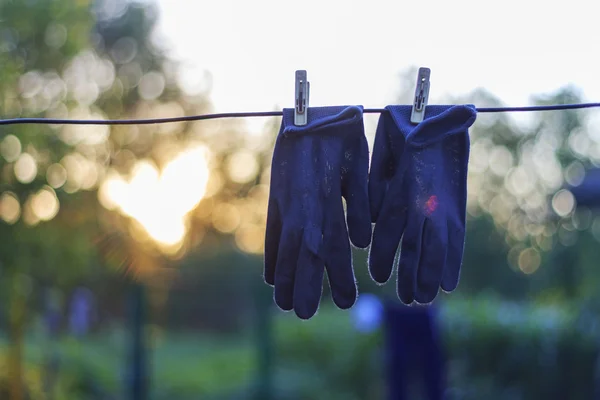 Handschuhe hängen am Draht — Stockfoto
