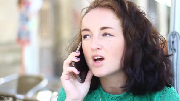 Ragazza parla dal telefono cellulare — Video Stock