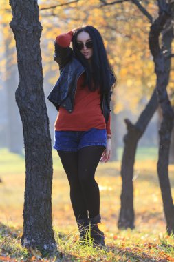 sonbahar orman arasında sevimli esmer