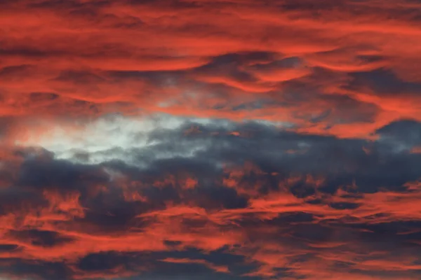 Sol vermelho infernal e nuvens — Fotografia de Stock