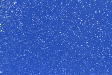 mavi bir gökyüzü üzerinde su damlaları