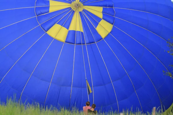 Zwei Männer hoben Aerostat — Stockfoto