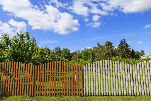 Gartenzaun und Apfel — Stockfoto