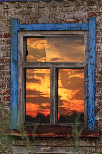 Wschód słońca jest wyświetlana w oknie — Zdjęcie stockowe