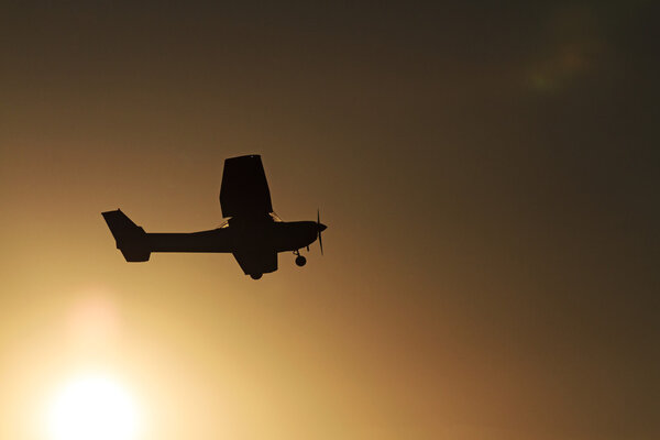 самолет летит против обратной стороны восхода солнца
