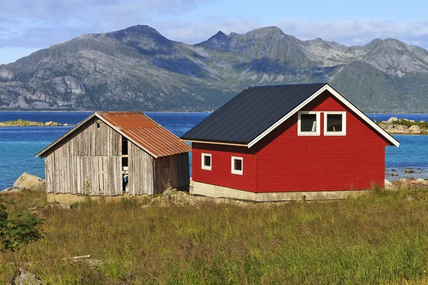 Barevné dům na Fjord — Stock fotografie