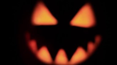 Karanlıkta gülümseyen korkutucu kabak yüzler