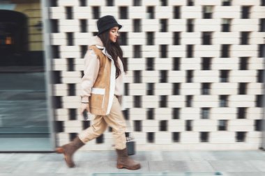 Esmer kız hızla alışverişe gider.