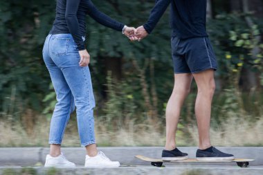 Bir kasaba parkında kaykay süren çift, aşk hikayesi.