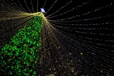 Parlak çelenklerle Noel ağacı