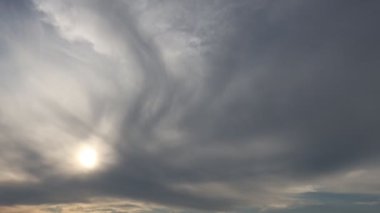 Derin gökyüzü puslu ve kuşlar gökyüzünde uçuyor.