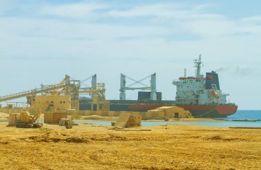 Büyük bir gemi Afrika limanında.