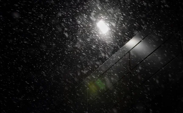 Burza śnieżna w nocy w pobliżu latarni — Zdjęcie stockowe