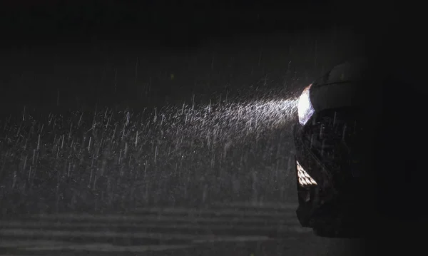 차는 안개와 비를 뚫고 흐른다 — 스톡 사진
