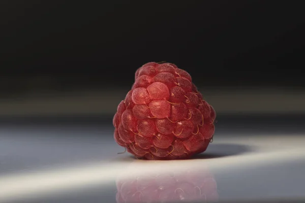 Himbeeren liegen auf dem Tisch — Stockfoto