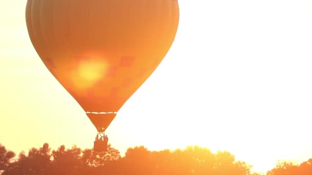 Le ballon Slow Motion vole au coucher du soleil — Video