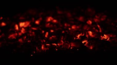 Gecenin içinde yanan kırmızı kömürler