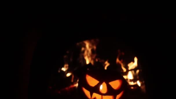 Evil pumpkin head on fire background — Stock Video