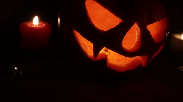 Cabeza de calabaza y velas en la noche — Vídeos de Stock