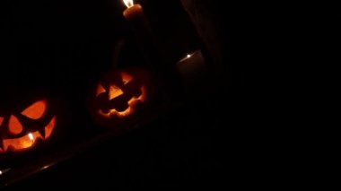 Cadılar bayramında balkabağı kafaları ve mumlar