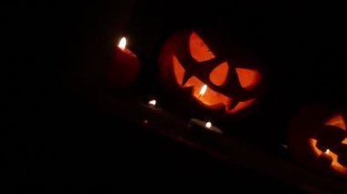 Geceleyin kabak kafaları ve mumlar