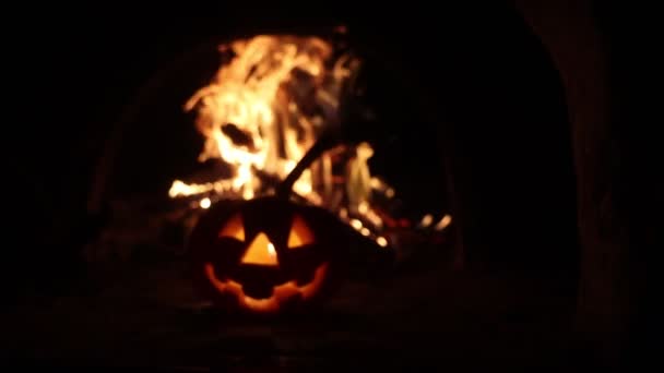 Смешная голова тыквы на огненном фоне — стоковое видео