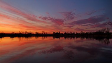 güzel bahar peyzaj göl üzerinde