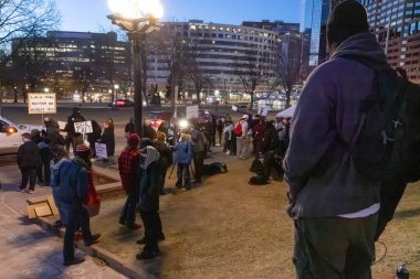 Protestocular, ABD Göçmenlik ve Gümrük Muhafaza (ICE) politikalarını protesto etmek üzere 31 Ocak 2026 'da Denver' daki Colorado Eyalet Meclisi 'nde toplandı. Meclis binasında bir saat kadar kaldıktan sonra kalabalık Denver şehir merkezine doğru yürüdü.