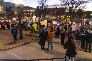 Protestocular, ABD Göçmenlik ve Gümrük Muhafaza (ICE) politikalarını protesto etmek üzere 31 Ocak 2026 'da Denver' daki Colorado Eyalet Meclisi 'nde toplandı. Meclis binasında bir saat kadar kaldıktan sonra kalabalık Denver şehir merkezine doğru yürüdü.