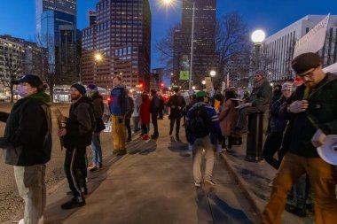 Protestocular, ABD Göçmenlik ve Gümrük Muhafaza (ICE) politikalarını protesto etmek üzere 31 Ocak 2026 'da Denver' daki Colorado Eyalet Meclisi 'nde toplandı. Meclis binasında bir saat kadar kaldıktan sonra kalabalık Denver şehir merkezine doğru yürüdü.