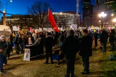 Protestocular, ABD Göçmenlik ve Gümrük Muhafaza (ICE) politikalarını protesto etmek üzere 31 Ocak 2026 'da Denver' daki Colorado Eyalet Meclisi 'nde toplandı. Meclis binasında bir saat kadar kaldıktan sonra kalabalık Denver şehir merkezine doğru yürüdü.