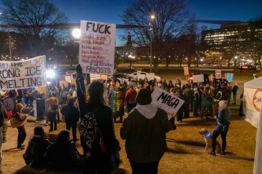 Protestocular, ABD Göçmenlik ve Gümrük Muhafaza (ICE) politikalarını protesto etmek üzere 31 Ocak 2026 'da Denver' daki Colorado Eyalet Meclisi 'nde toplandı. Meclis binasında bir saat kadar kaldıktan sonra kalabalık Denver şehir merkezine doğru yürüdü.