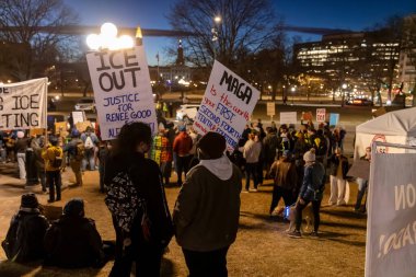 Protestocular, ABD Göçmenlik ve Gümrük Muhafaza (ICE) politikalarını protesto etmek üzere 31 Ocak 2026 'da Denver' daki Colorado Eyalet Meclisi 'nde toplandı. Meclis binasında bir saat kadar kaldıktan sonra kalabalık Denver şehir merkezine doğru yürüdü.