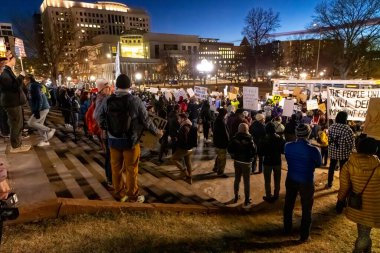 Protestocular, ABD Göçmenlik ve Gümrük Muhafaza (ICE) politikalarını protesto etmek üzere 31 Ocak 2026 'da Denver' daki Colorado Eyalet Meclisi 'nde toplandı. Meclis binasında bir saat kadar kaldıktan sonra kalabalık Denver şehir merkezine doğru yürüdü.