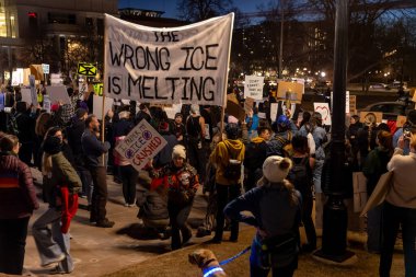 Protestocular, ABD Göçmenlik ve Gümrük Muhafaza (ICE) politikalarını protesto etmek üzere 31 Ocak 2026 'da Denver' daki Colorado Eyalet Meclisi 'nde toplandı. Meclis binasında bir saat kadar kaldıktan sonra kalabalık Denver şehir merkezine doğru yürüdü.