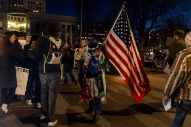 Protestocular, ABD Göçmenlik ve Gümrük Muhafaza (ICE) politikalarını protesto etmek üzere 31 Ocak 2026 'da Denver' daki Colorado Eyalet Meclisi 'nde toplandı. Meclis binasında bir saat kadar kaldıktan sonra kalabalık Denver şehir merkezine doğru yürüdü.