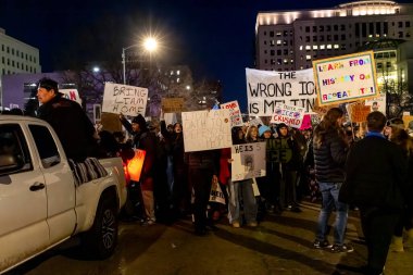 Protestocular, ABD Göçmenlik ve Gümrük Muhafaza (ICE) politikalarını protesto etmek üzere 31 Ocak 2026 'da Denver' daki Colorado Eyalet Meclisi 'nde toplandı. Meclis binasında bir saat kadar kaldıktan sonra kalabalık Denver şehir merkezine doğru yürüdü.