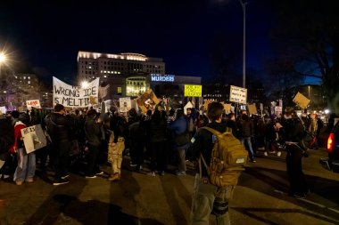 Protestocular, ABD Göçmenlik ve Gümrük Muhafaza (ICE) politikalarını protesto etmek üzere 31 Ocak 2026 'da Denver' daki Colorado Eyalet Meclisi 'nde toplandı. Meclis binasında bir saat kadar kaldıktan sonra kalabalık Denver şehir merkezine doğru yürüdü.
