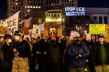 Protestocular, ABD Göçmenlik ve Gümrük Muhafaza (ICE) politikalarını protesto etmek üzere 31 Ocak 2026 'da Denver' daki Colorado Eyalet Meclisi 'nde toplandı. Meclis binasında bir saat kadar kaldıktan sonra kalabalık Denver şehir merkezine doğru yürüdü.