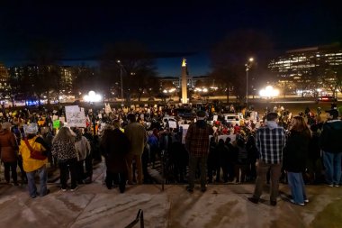Protestocular, ABD Göçmenlik ve Gümrük Muhafaza (ICE) politikalarını protesto etmek üzere 31 Ocak 2026 'da Denver' daki Colorado Eyalet Meclisi 'nde toplandı. Meclis binasında bir saat kadar kaldıktan sonra kalabalık Denver şehir merkezine doğru yürüdü.