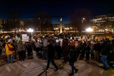 Protestocular, ABD Göçmenlik ve Gümrük Muhafaza (ICE) politikalarını protesto etmek üzere 31 Ocak 2026 'da Denver' daki Colorado Eyalet Meclisi 'nde toplandı. Meclis binasında bir saat kadar kaldıktan sonra kalabalık Denver şehir merkezine doğru yürüdü.