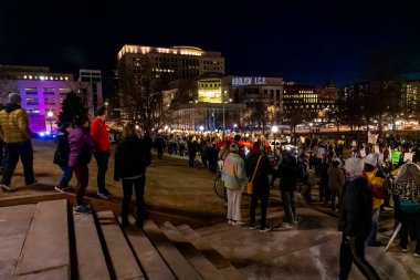 Protestocular, ABD Göçmenlik ve Gümrük Muhafaza (ICE) politikalarını protesto etmek üzere 31 Ocak 2026 'da Denver' daki Colorado Eyalet Meclisi 'nde toplandı. Meclis binasında bir saat kadar kaldıktan sonra kalabalık Denver şehir merkezine doğru yürüdü.