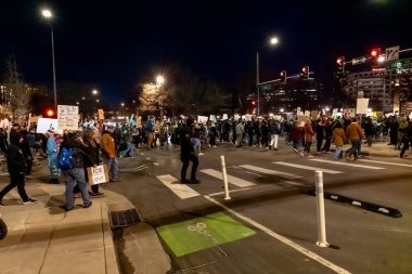 Protestocular, ABD Göçmenlik ve Gümrük Muhafaza (ICE) politikalarını protesto etmek üzere 31 Ocak 2026 'da Denver' daki Colorado Eyalet Meclisi 'nde toplandı. Meclis binasında bir saat kadar kaldıktan sonra kalabalık Denver şehir merkezine doğru yürüdü.