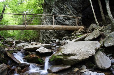 Köprü'den, Arch mağara