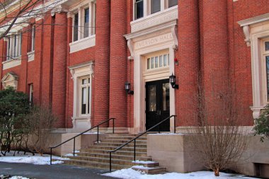 Harvard 'da 23 Aralık 20219' da Boston, Massachusetts 'te çok sayıda tarihsel değere sahip yapılar bulunmaktadır.