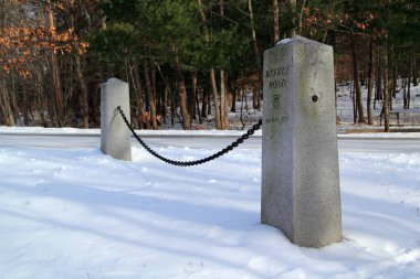 Battle Road Trail, Minuteman Ulusal Tarih Parkı boyunca uzanıyor ve Amerikan Devrimi 'nin başlamasıyla ilgili birkaç önemli tarihi yeri birbirine bağlıyor.